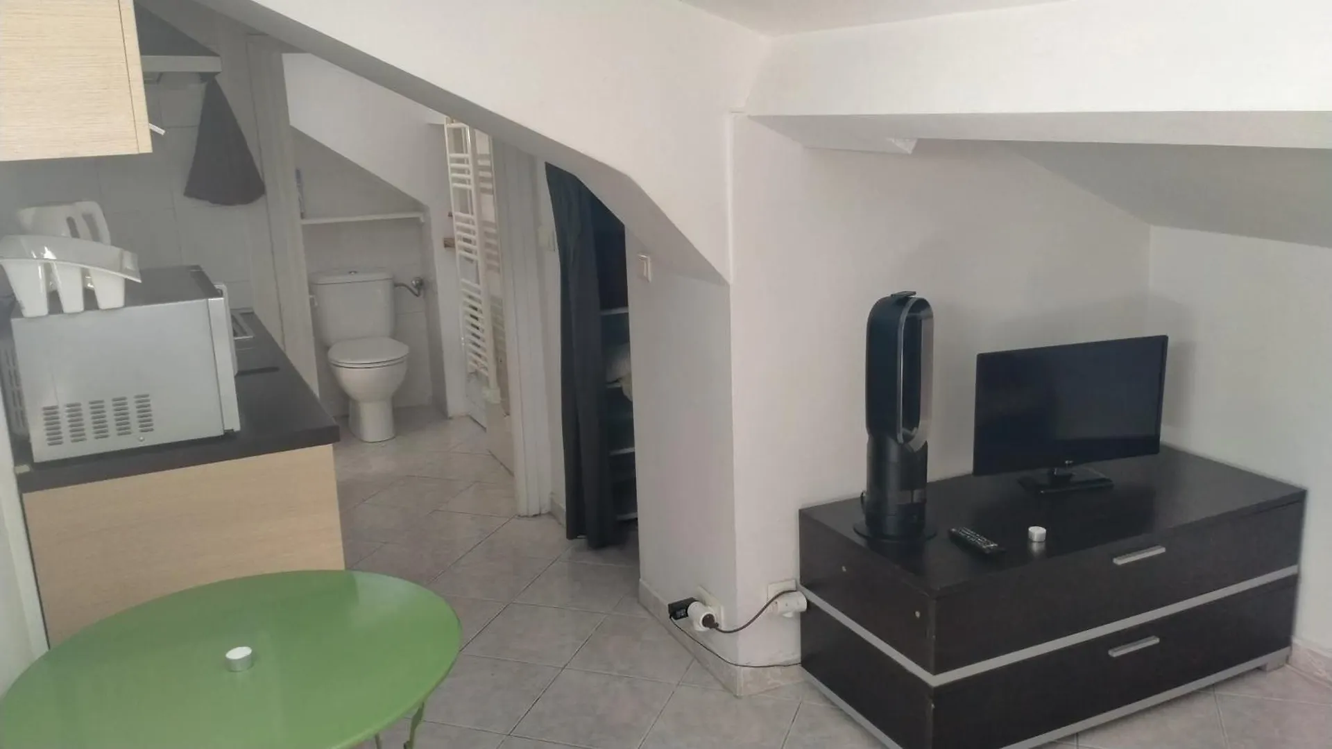 Tres Centrale Studio Mais Aux Calme! Nice Apartment